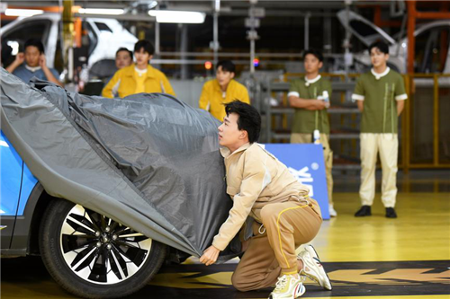 嘉賓郭麒麟在游戲中為車蓋上車套